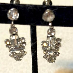 Beautiful silver tone crystal rhinestone screw back earrings (505)